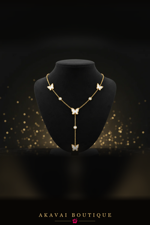 Collier lariat papillons nacrés sur buste noir – Akavai Boutique