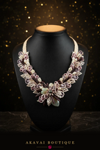 Collier OTAHA en coquillages violets de Polynésie sur buste noir – Akavai Boutique