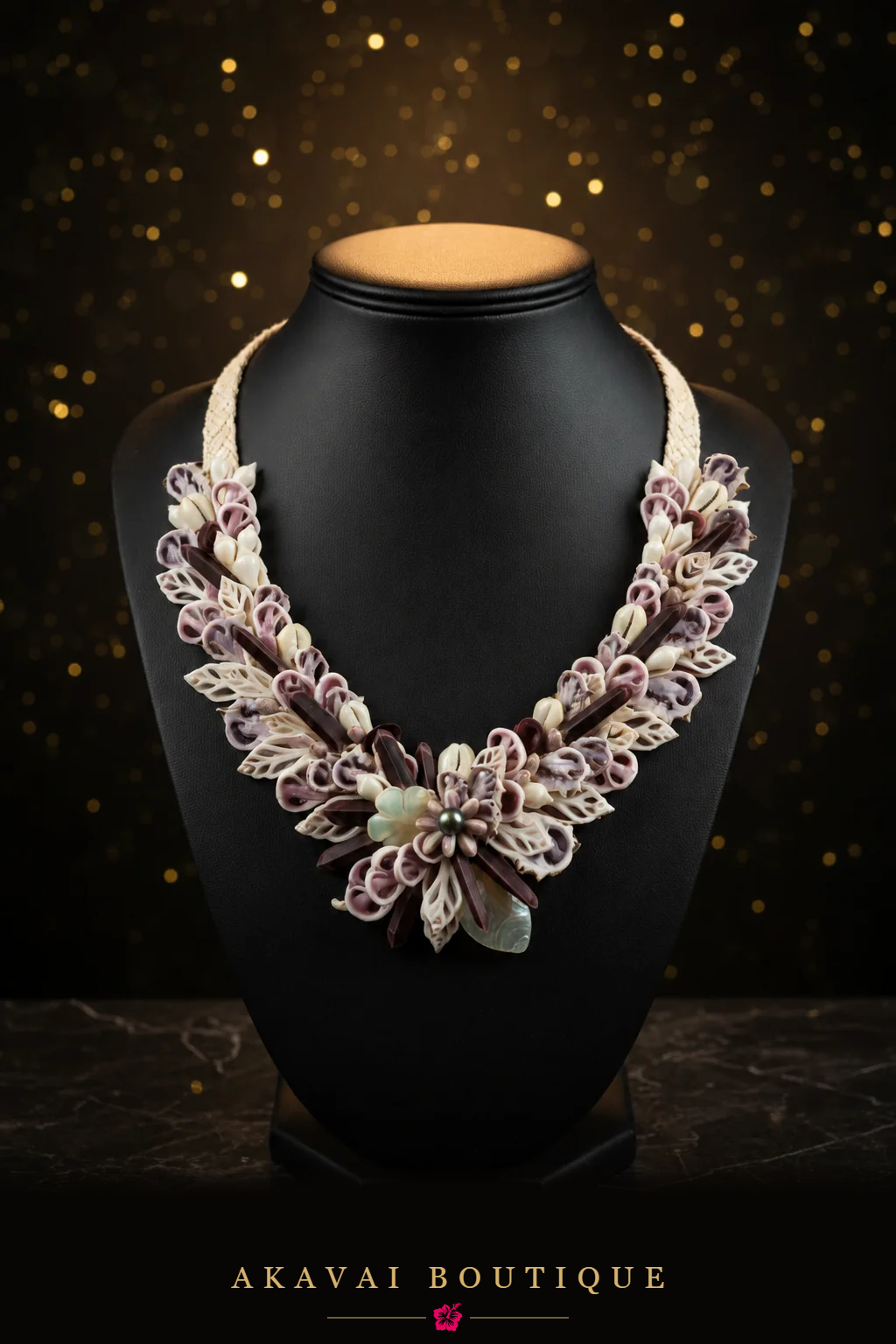 Collier OTAHA en coquillages violets de Polynésie sur buste noir – Akavai Boutique
