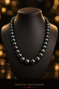 Collier de perles de culture de Tahiti sur présentoir – Akavai Boutique
