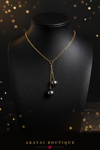 Collier Toi et Moi perles de Tahiti doré sur buste noir – Akavai Boutique