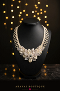 Collier UPEA en coquillages blancs taillés de Polynésie sur buste noir – Akavai Boutique
