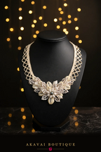 Collier UPEA en coquillages blancs taillés de Polynésie sur buste noir – Akavai Boutique