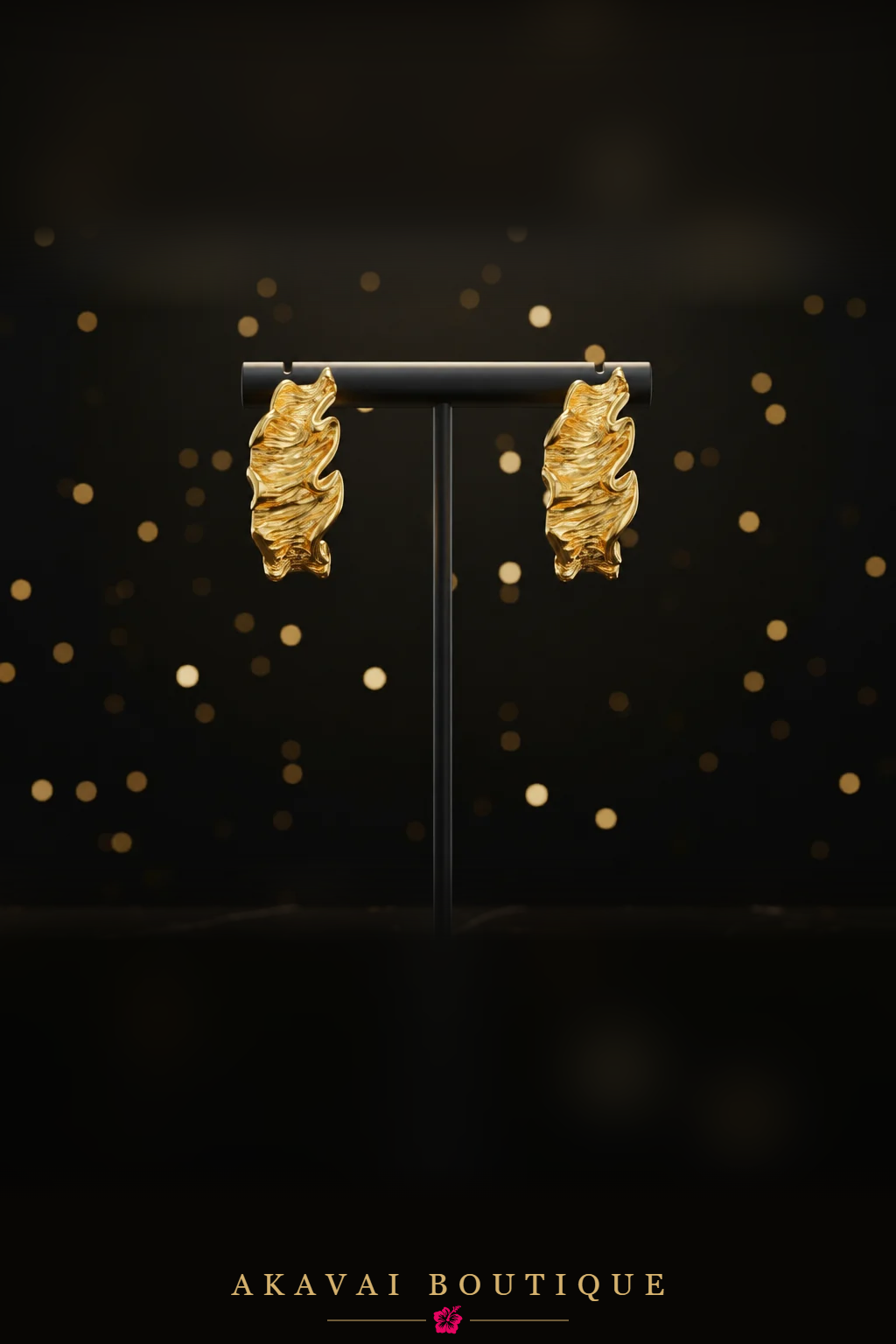 Créoles sculptées dorées sur présentoir – Akavai Boutique