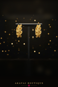 Créoles sculptées dorées sur présentoir – Akavai Boutique
