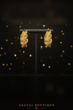 Créoles sculptées dorées sur présentoir – Akavai Boutique