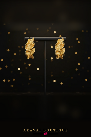 Créoles sculptées dorées sur présentoir – Akavai Boutique