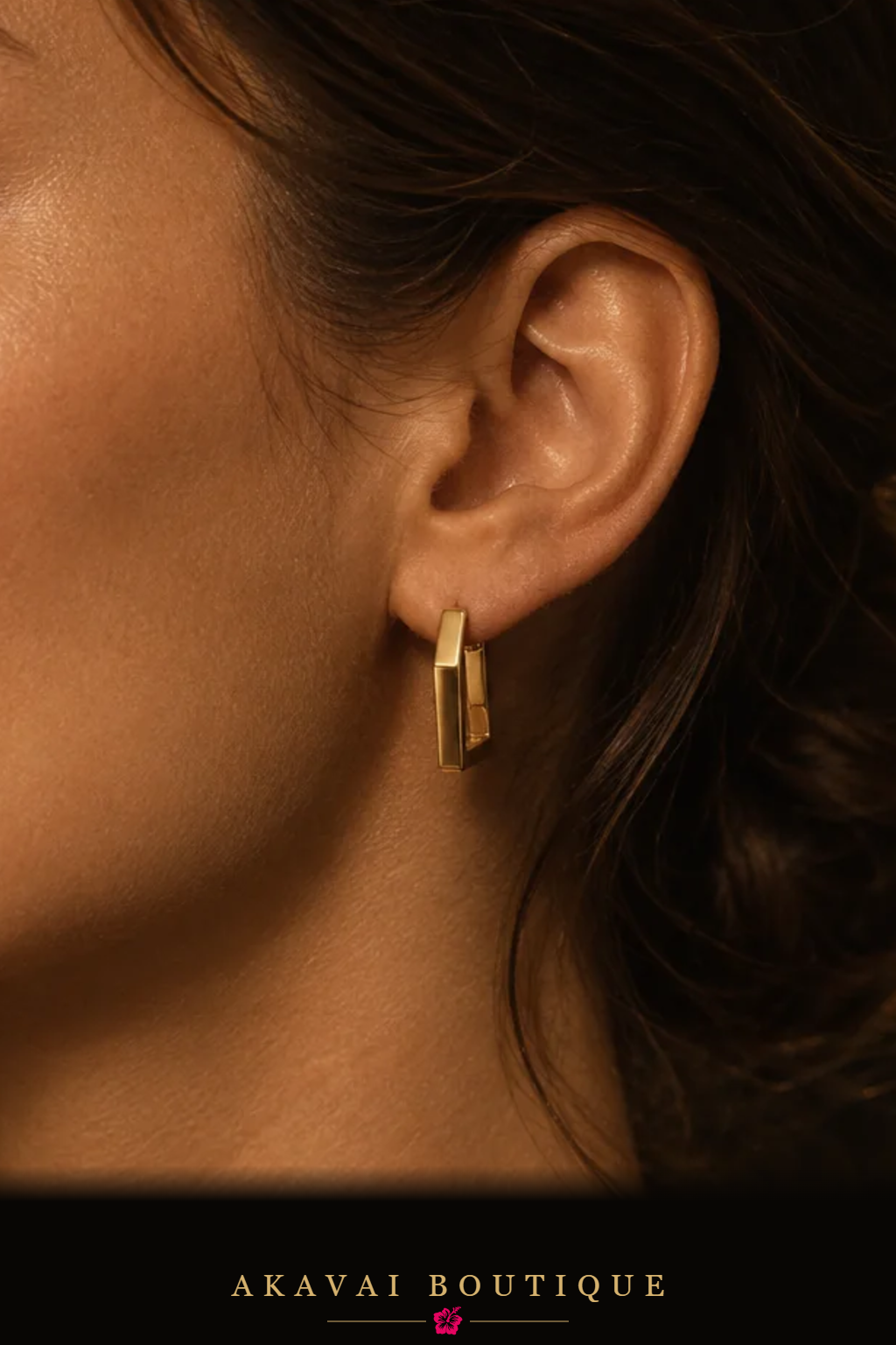 Créoles triangles dorées portées – Akavai Boutique