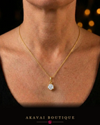 Collier ÉCLAT porté, chaîne dorée et pendentif solitaire en zircone, vue rapprochée du décolleté