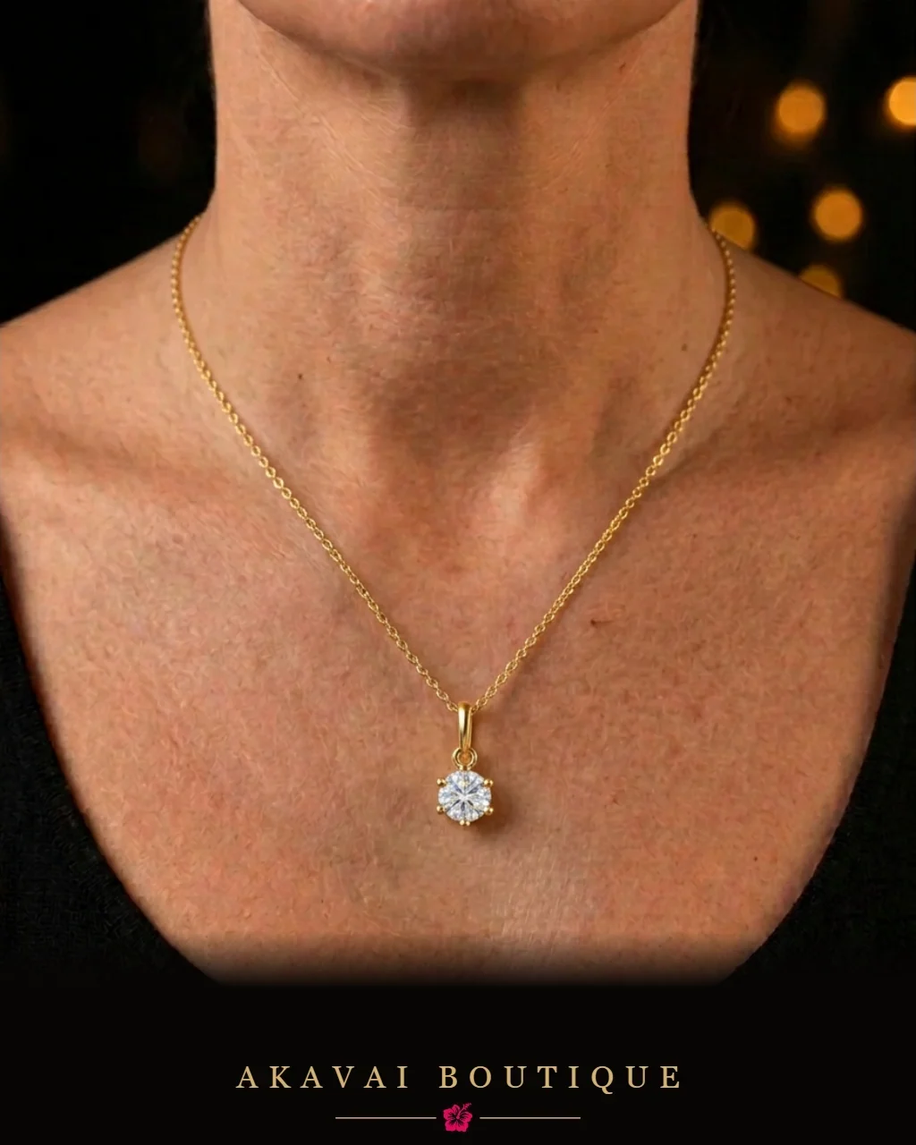 Collier ÉCLAT porté, chaîne dorée et pendentif solitaire en zircone, vue rapprochée du décolleté