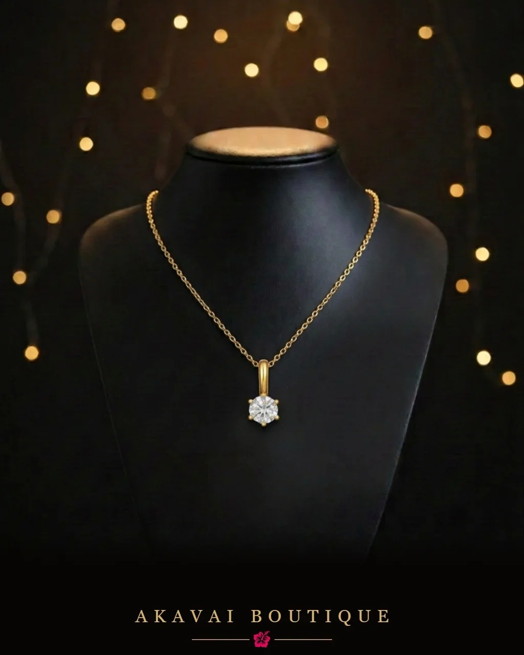 Collier ÉCLAT, chaîne dorée et pendentif solitaire en zircone, sur buste noir, fond lumineux doré