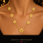 Collier Fleurs Dorées porté – Akavai Boutique