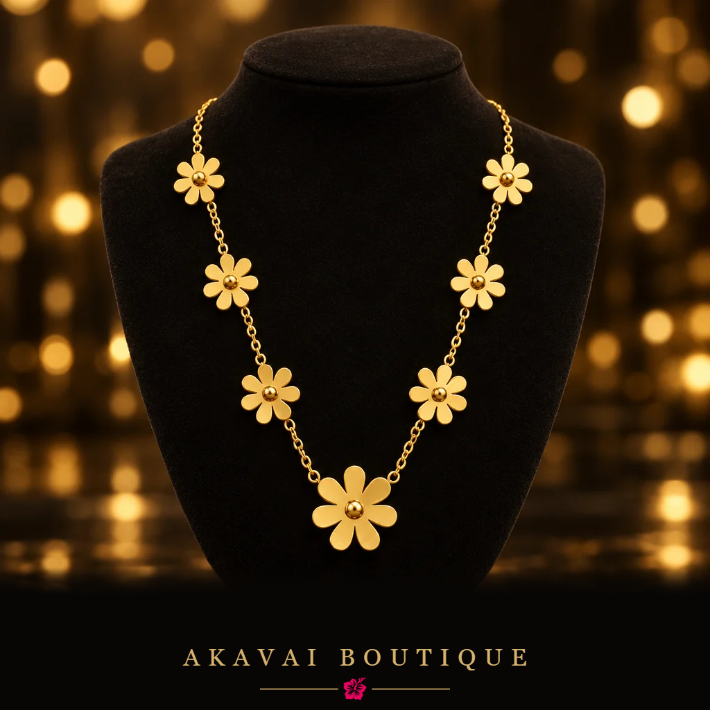 Collier Fleurs Dorées sur présentoir noir – Akavai Boutique