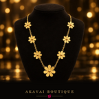 Collier Fleurs Dorées sur présentoir noir – Akavai Boutique