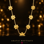 Collier Fleurs Dorées seul sur fond noir – Akavai Boutique