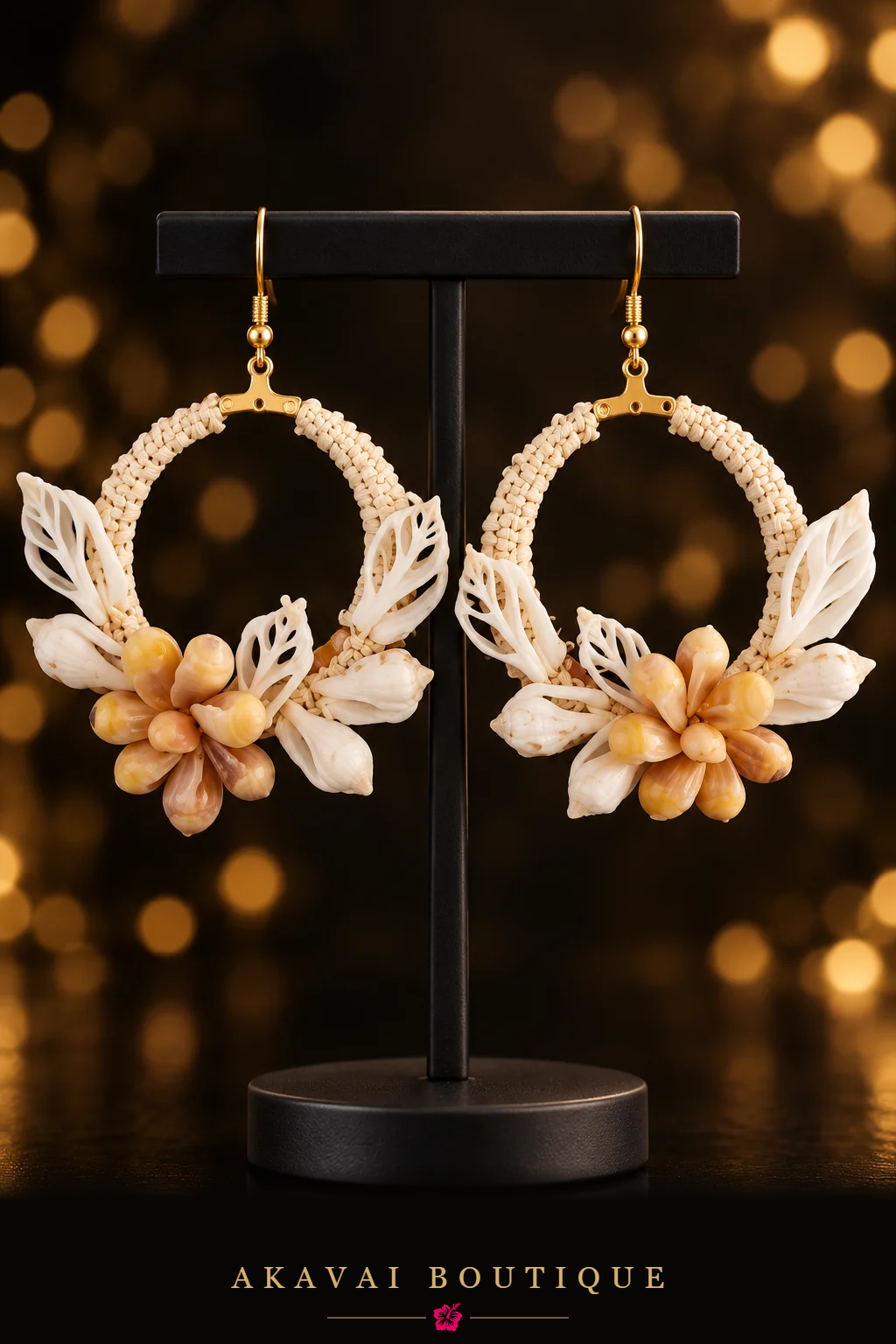 Boucles d'oreilles MANU orange à anneau tressé, sur présentoir noir – Akavai Boutique