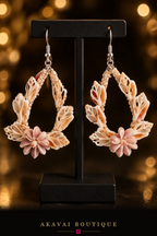 Boucles d'oreilles MANU blanches en coquillages ajourés et macramé, sur présentoir noir – Akavai Boutique