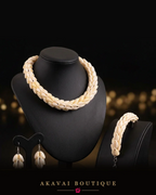 Parure de coquillages, collier, bracelet et boucles d’oreilles sur présentoir