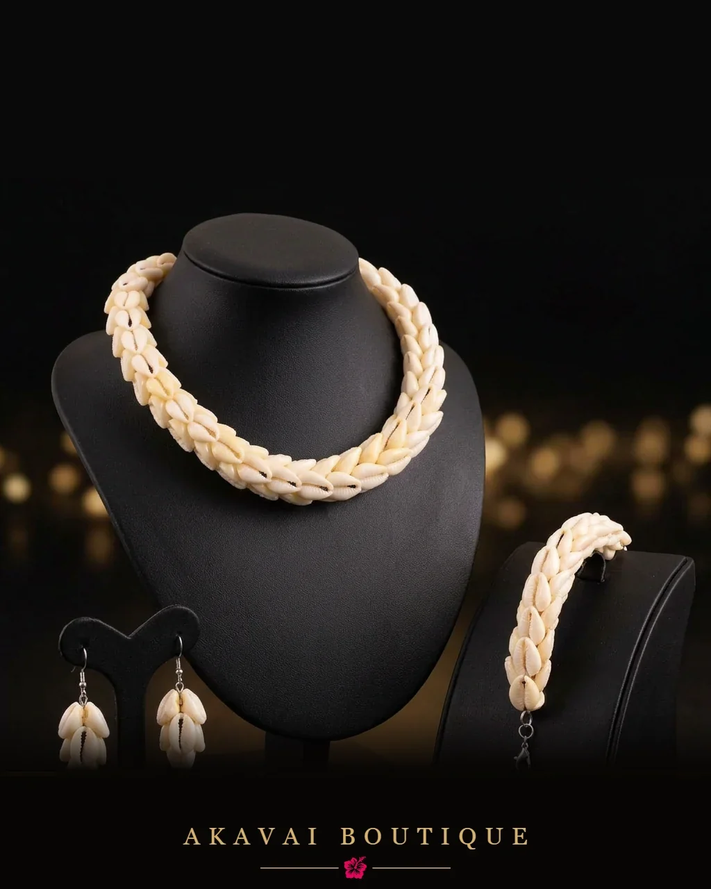 Parure de coquillages, collier, bracelet et boucles d’oreilles sur présentoir