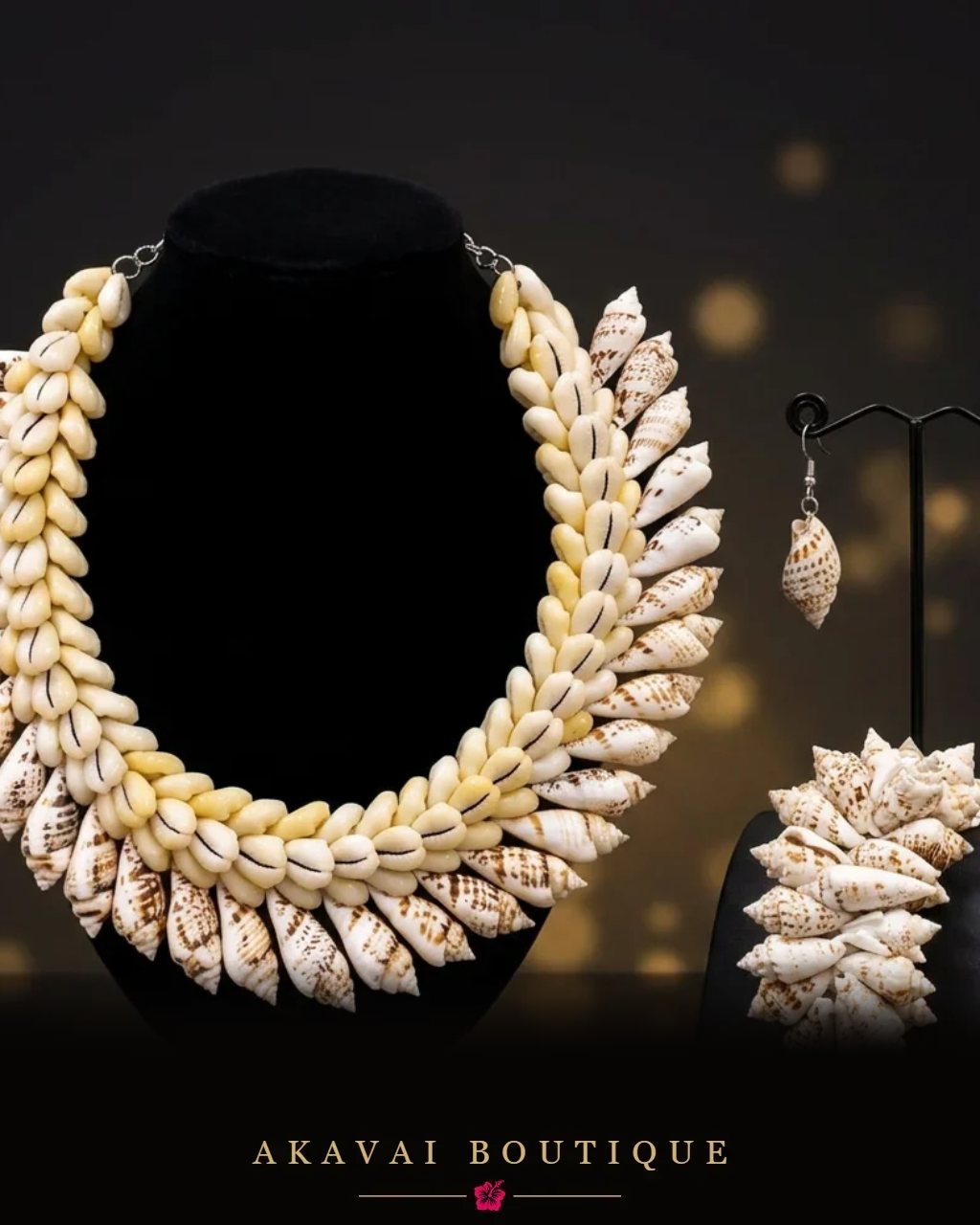 Parure de coquillages blancs mouchetés sur présentoir