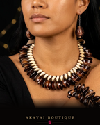 Parure de coquillages bruns et ivoire portée