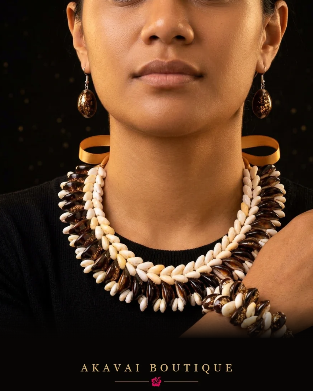 Parure de coquillages bruns et ivoire à ruban doré portée