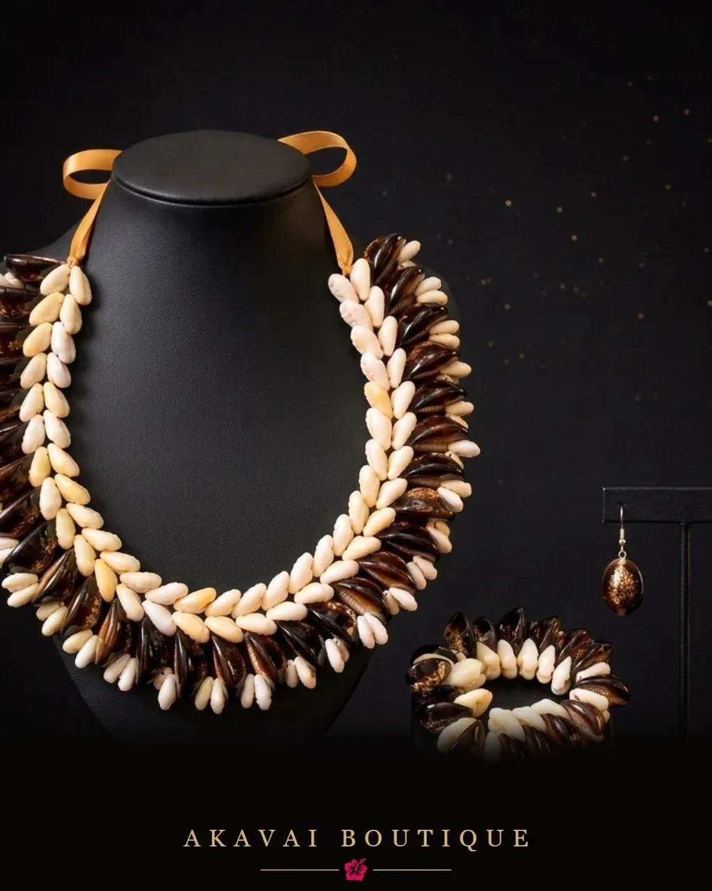 Parure de coquillages bruns et ivoire à ruban doré sur présentoir