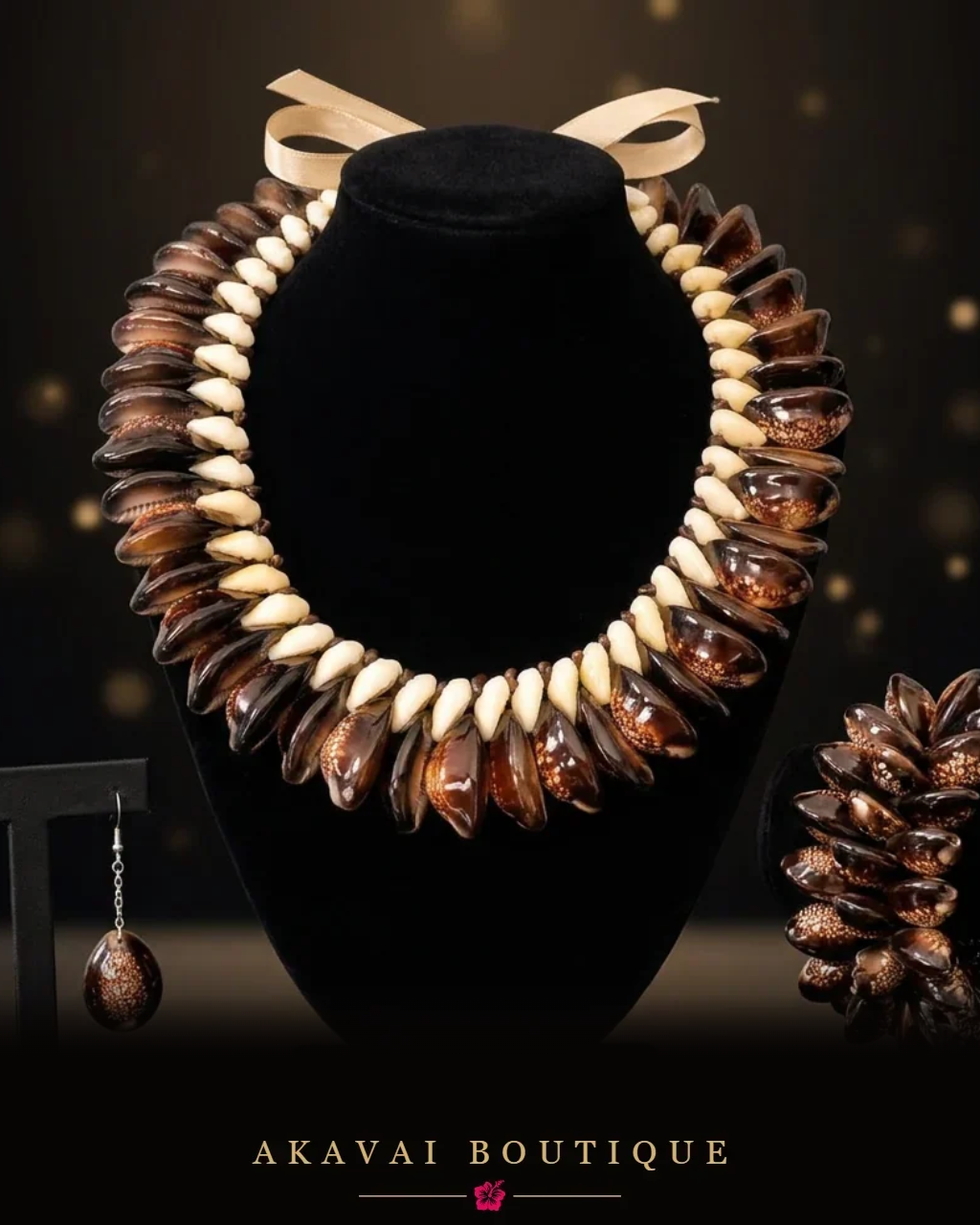 Parure de coquillages bruns et ivoire sur présentoir