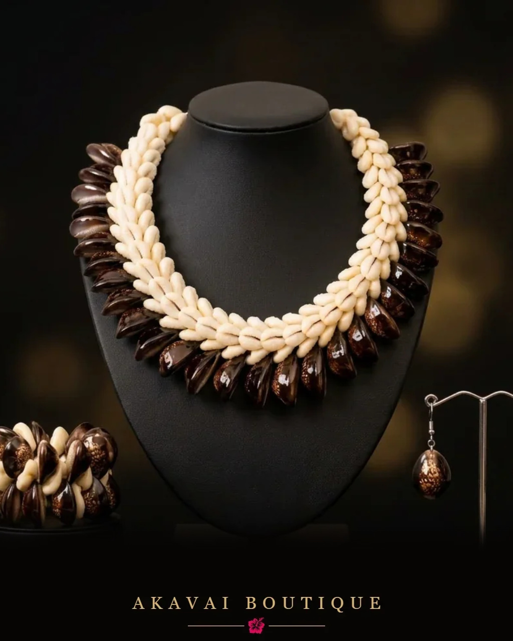 Parure de coquillages ivoire et bruns sur présentoir
