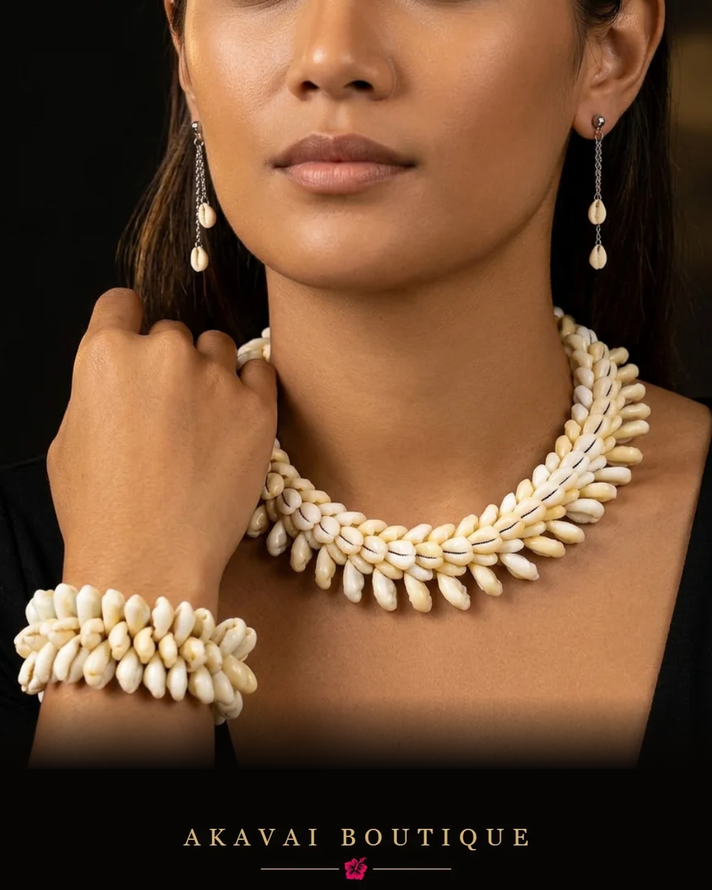 Parure de coquillages ivoire à franges portée