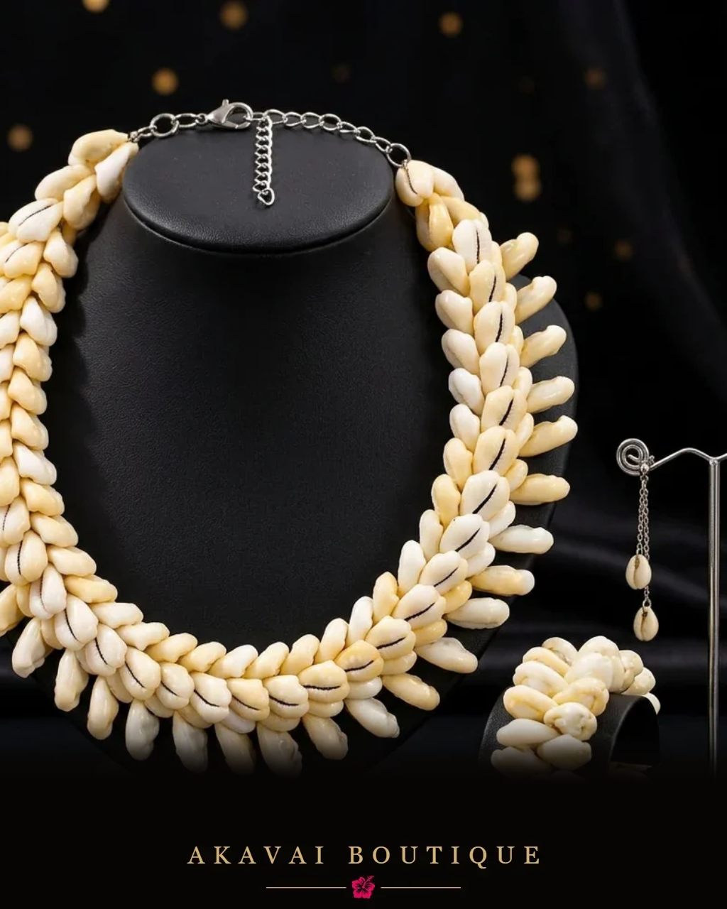 Parure de coquillages ivoire à franges sur présentoir