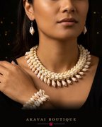 Parure de coquillages ivoire spiralés portée