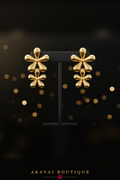 Puces double fleur dorées sur présentoir – Akavai Boutique