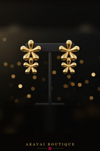 Puces double fleur dorées sur présentoir – Akavai Boutique