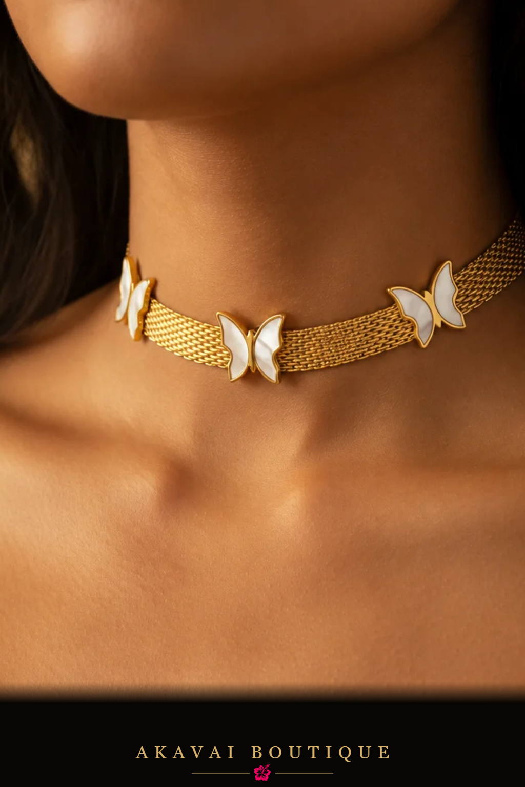Ras-de-cou maille or papillons nacrés porté – Akavai Boutique
