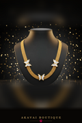 Ras-de-cou maille or papillons nacrés sur buste noir – Akavai Boutique