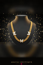 Ras-de-cou maille or papillons nacrés sur buste noir – Akavai Boutique