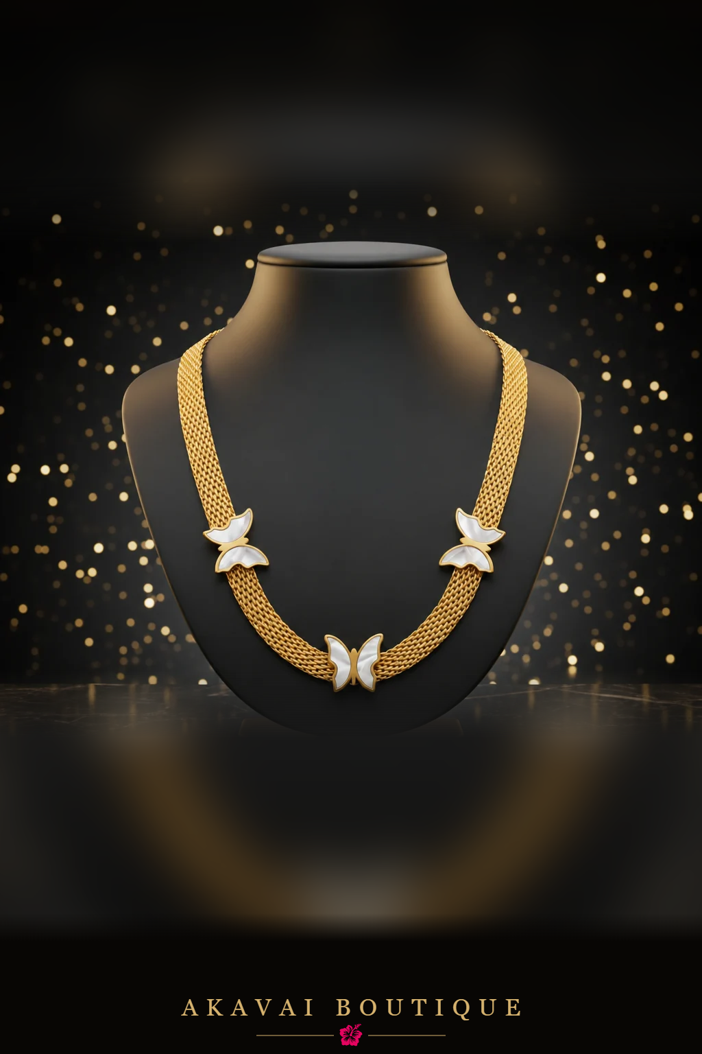 Ras-de-cou maille or papillons nacrés sur buste noir – Akavai Boutique