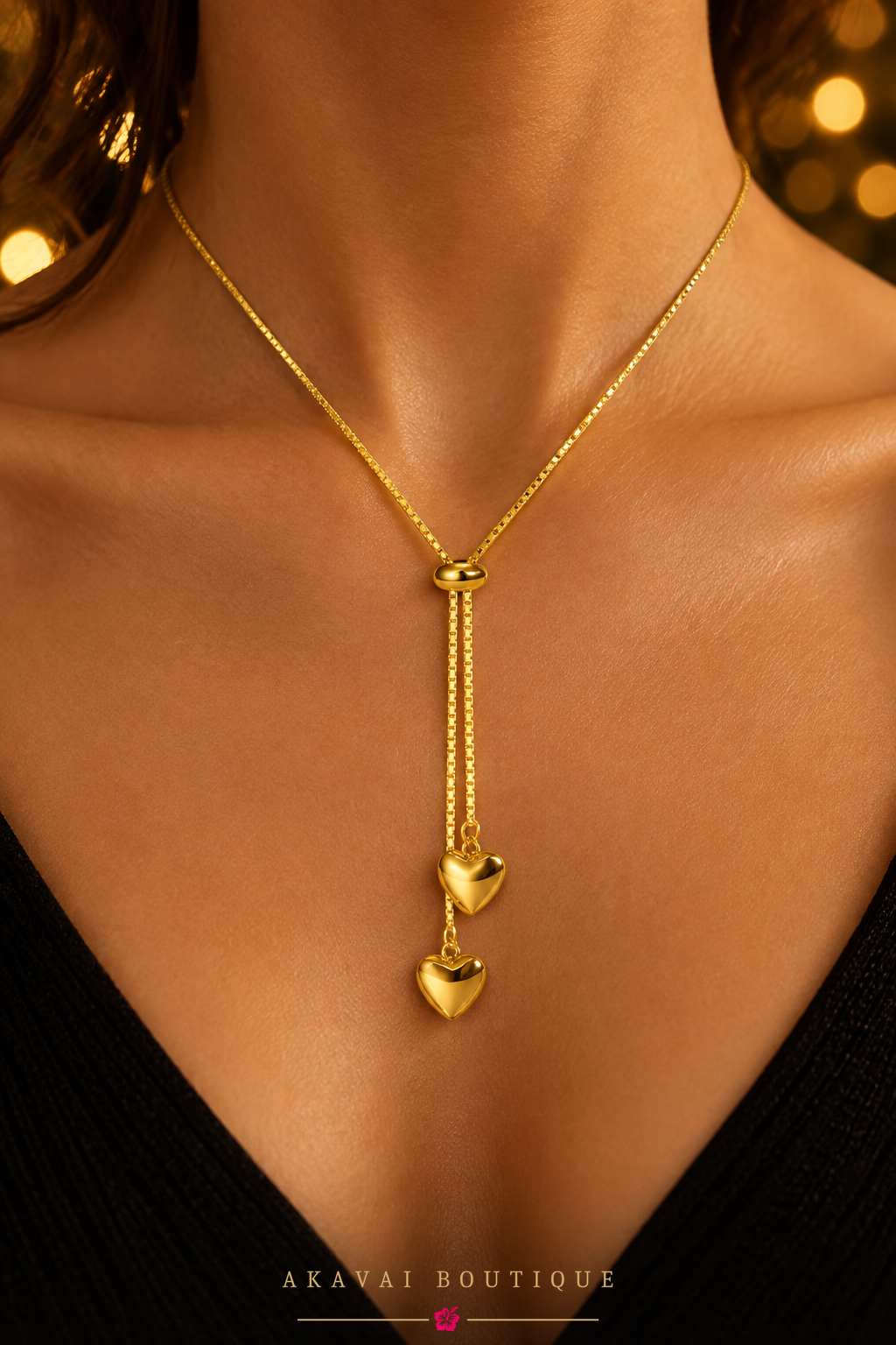 Collier Ardeur, deux cœurs dorés, porté sur un décolleté
