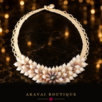 Collier UPEA en coquillages blancs taillés de Polynésie seul sur fond noir – Akavai Boutique