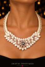 Collier UPEA en coquillages blancs taillés de Polynésie porté – Akavai Boutique
